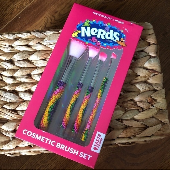 Taste Beauty x Nerds Cosmetic Brush Set - Picture 1 of 3